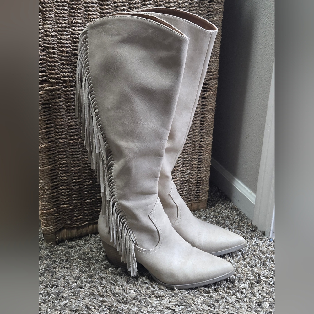 Dolce Vita Khloe fringe western boots in ivory/bone color Size 7